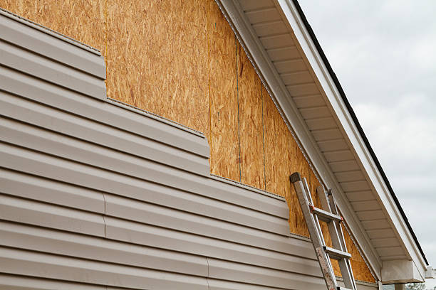 Professional Emergency Siding Repair technician working in Mineola, NY